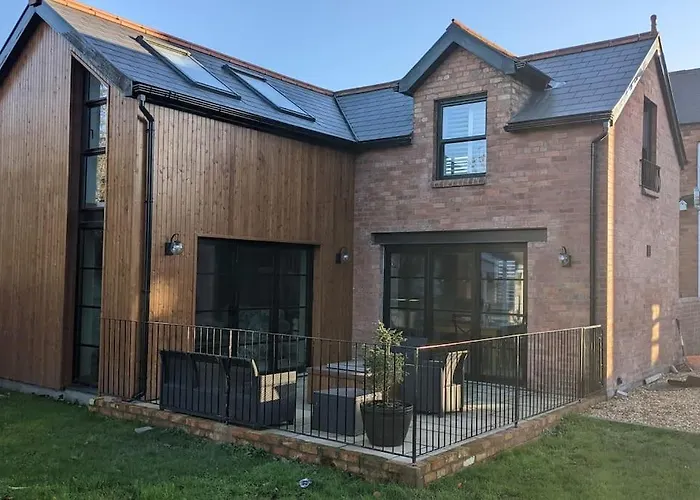 Cosy 2 Bedroom Coach House