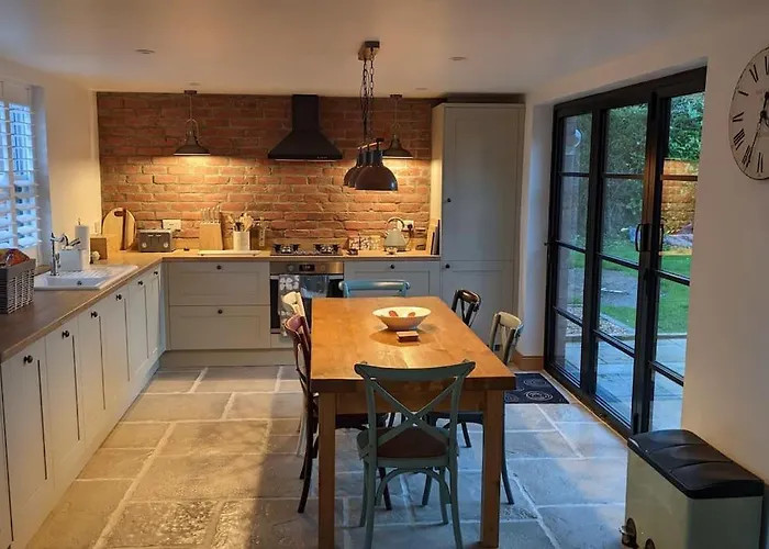 Cosy 2 Bedroom Coach House